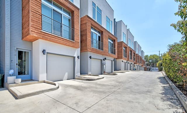 2-bedroom rental at 914 E Josephine St in San Antonio, TX — photo 3