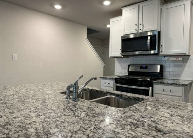 5-bedroom rental at 14079 Mudstone in San Antonio, TX — photo 4