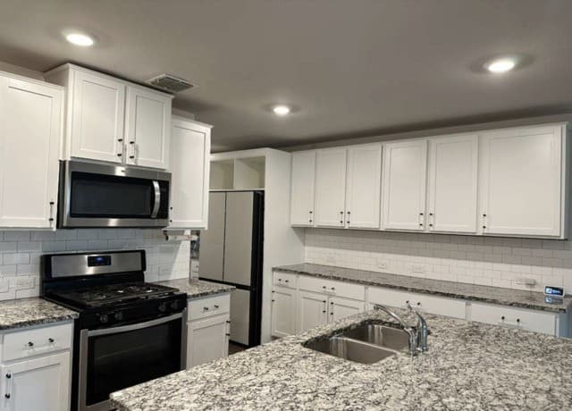 5-bedroom rental at 14079 Mudstone in San Antonio, TX — photo 5