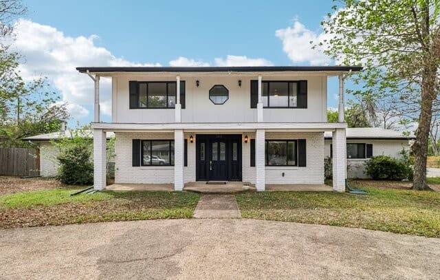 3-bedroom rental at 302 Weathercock Ln in Windcrest TX