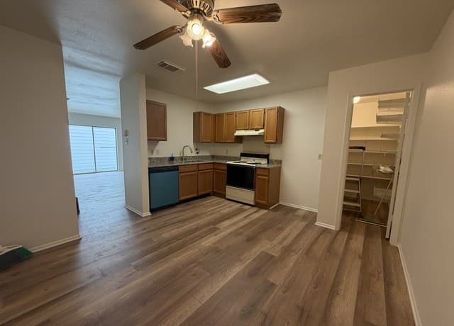 3-bedroom rental at 7643 Chatsworth in San Antonio, TX — photo 5