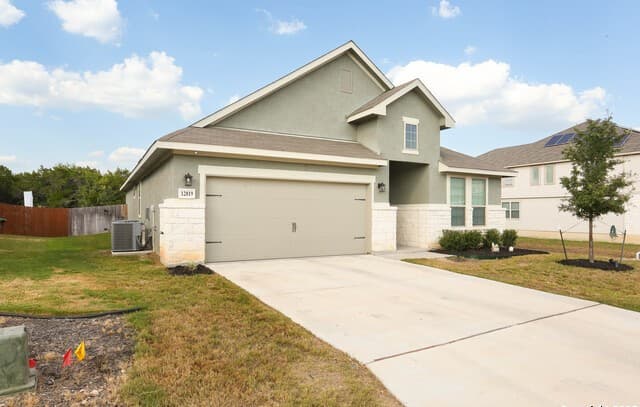 3-bedroom rental at 12819 Aikman in San Antonio, TX — photo 2