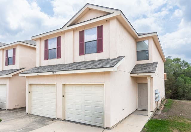 3-bedroom rental at 10711 Mathom Landing Unit 4 in Universal City, TX — photo 2