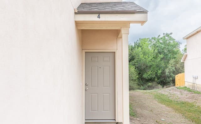 3-bedroom rental at 10711 Mathom Landing Unit 4 in Universal City, TX — photo 3