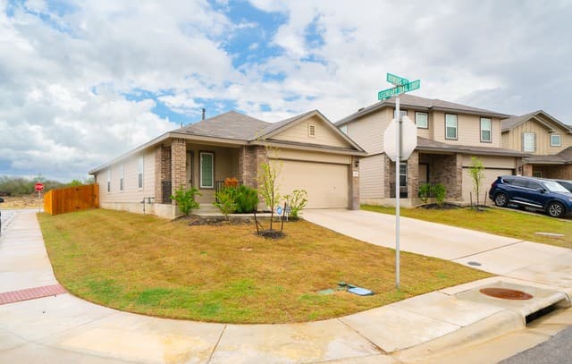3-bedroom rental at 168 Honors St in Floresville TX