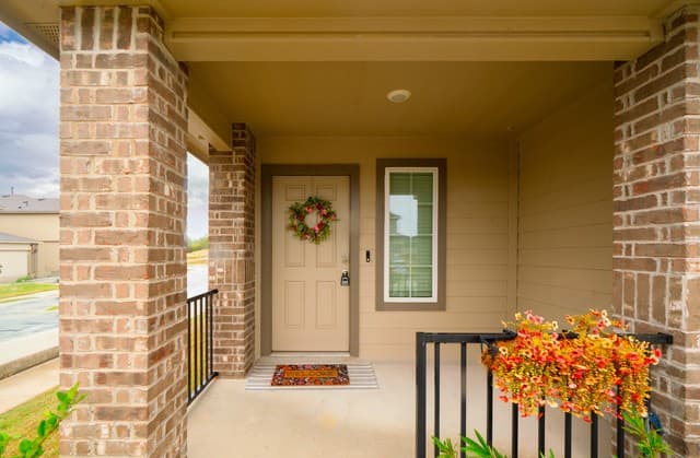 3-bedroom rental at 168 Honors St in Floresville, TX — photo 2