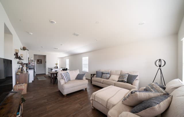 3-bedroom rental at 168 Honors St in Floresville, TX — photo 3