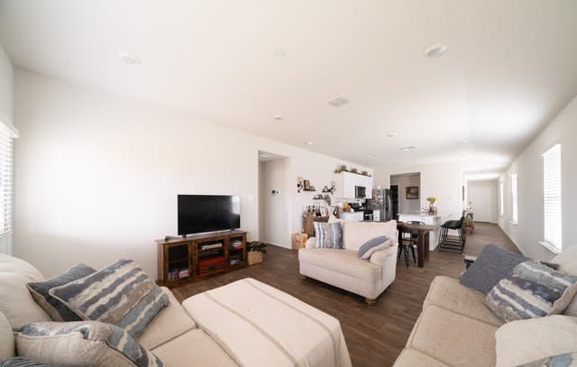 3-bedroom rental at 168 Honors St in Floresville, TX — photo 5