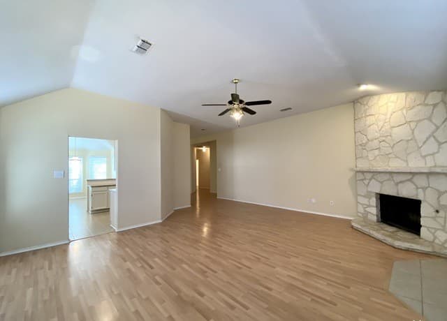 3-bedroom rental at 6635 Shady Bend Dr in San Antonio, TX — photo 5