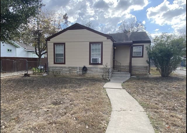 3-bedroom rental at 1130 Sims Ave in San Antonio, TX — photo 2