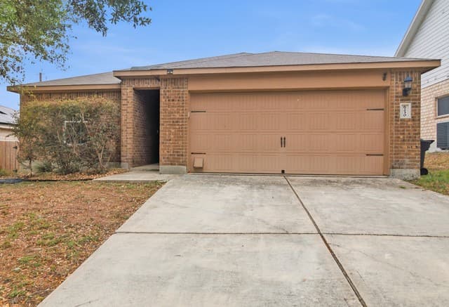 3-bedroom rental at 6230 Lake Victoria St in San Antonio, TX — photo 2