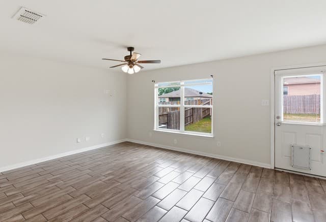 3-bedroom rental at 6230 Lake Victoria St in San Antonio, TX — photo 4