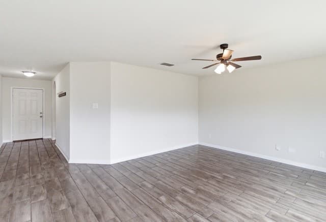 3-bedroom rental at 6230 Lake Victoria St in San Antonio, TX — photo 5
