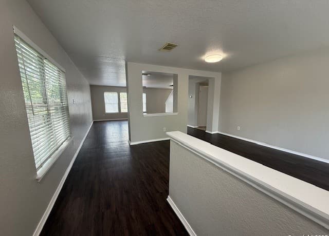 5-bedroom rental at 8215 Donley Pond in San Antonio, TX — photo 2