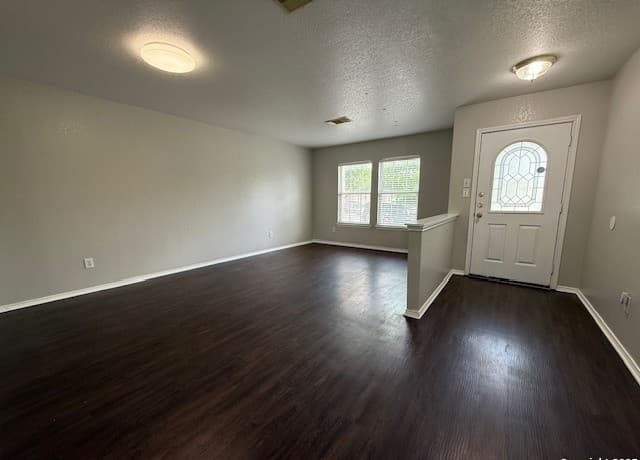 5-bedroom rental at 8215 Donley Pond in San Antonio, TX — photo 3