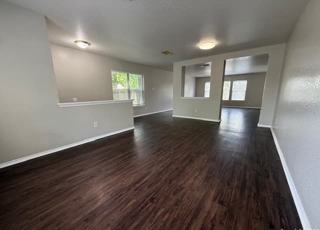 5-bedroom rental at 8215 Donley Pond in San Antonio, TX — photo 4