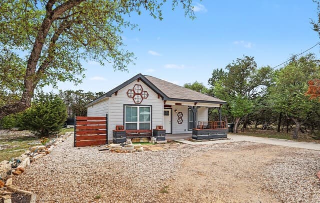 2-bedroom rental at 2071 Hornsby in Spring Branch, TX — photo 2