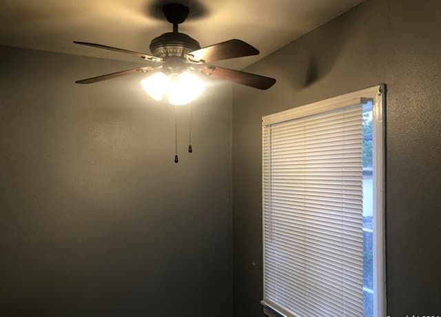 2-bedroom rental at 215 Edna Ave in San Antonio, TX — photo 5