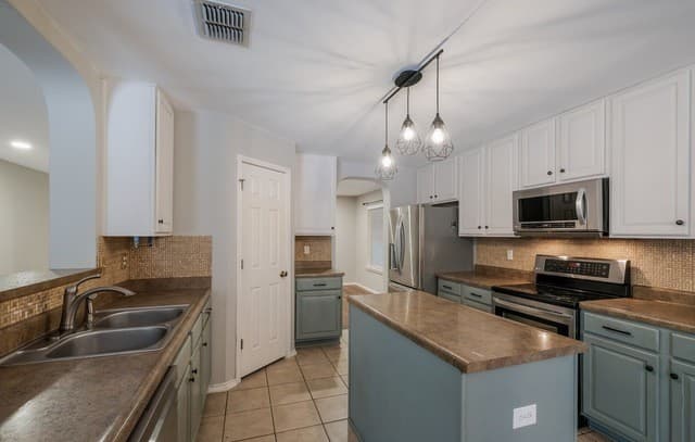 4-bedroom rental at 15234 Redbird Mnr in San Antonio, TX — photo 5