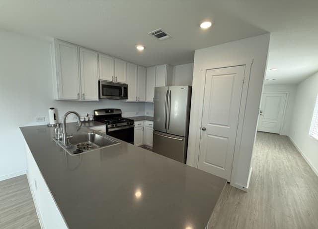 4-bedroom rental at 9107 Selene Pl in San Antonio, TX — photo 3
