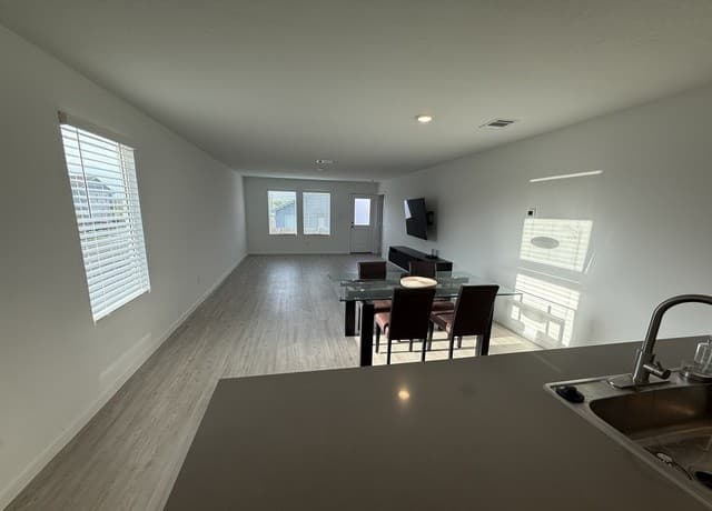 4-bedroom rental at 9107 Selene Pl in San Antonio, TX — photo 4
