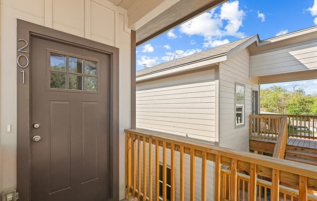 3-bedroom rental at 851 Porter St Unit 201 in San Antonio, TX — photo 1
