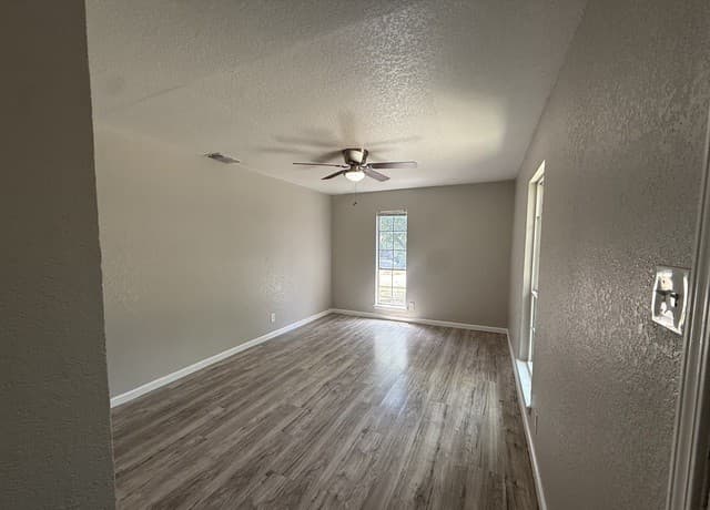 3-bedroom rental at 4911 Tennyson Dr in San Antonio, TX — photo 2