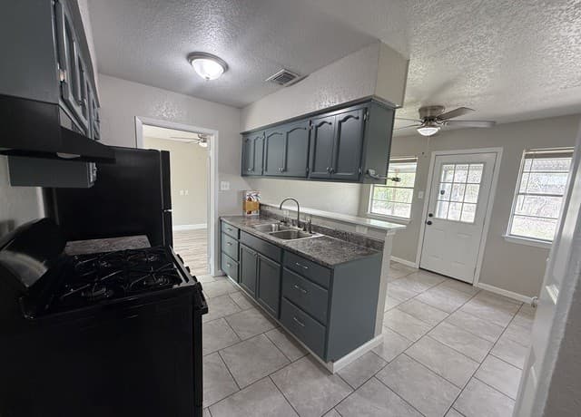 3-bedroom rental at 4911 Tennyson Dr in San Antonio, TX — photo 3