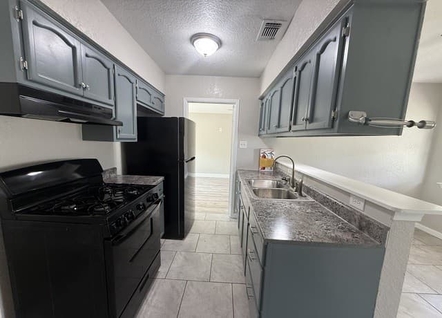 3-bedroom rental at 4911 Tennyson Dr in San Antonio, TX — photo 4