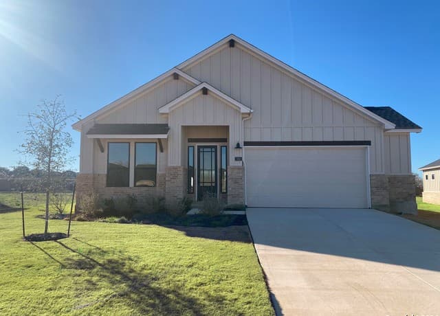 4-bedroom rental at 152 W Magnolia Circle in La Vernia TX