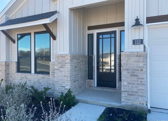 4-bedroom rental at 152 W Magnolia Circle in La Vernia, TX — photo 2