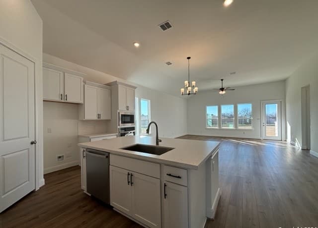 4-bedroom rental at 152 W Magnolia Circle in La Vernia, TX — photo 4