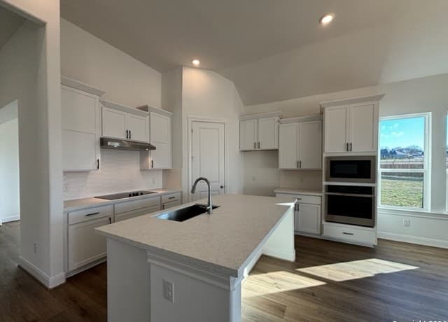 4-bedroom rental at 152 W Magnolia Circle in La Vernia, TX — photo 5