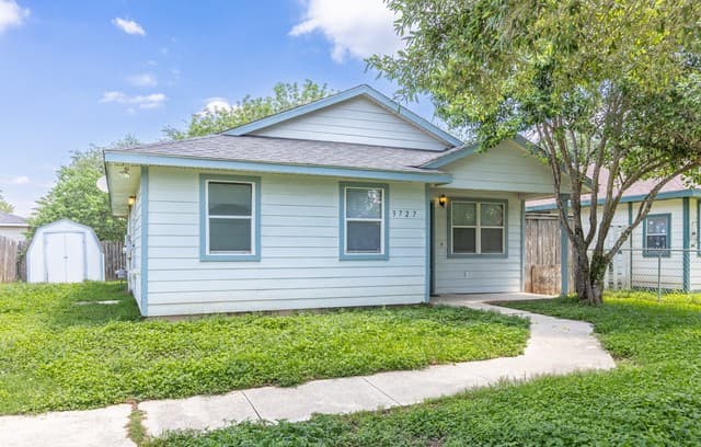 3-bedroom rental at 3727 Aragon Dr in San Antonio, TX — photo 2