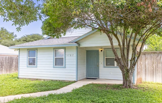 3-bedroom rental at 3727 Aragon Dr in San Antonio, TX — photo 3