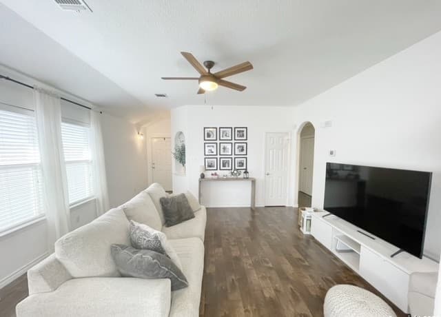 3-bedroom rental at 10202 Sun Mill in San Antonio, TX — photo 5