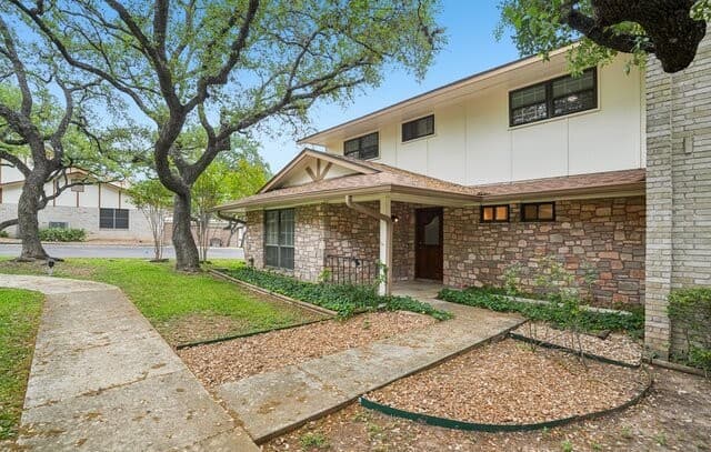4-bedroom rental at 6106 Vance Jackson Rd Unit 42 in San Antonio, TX — photo 2
