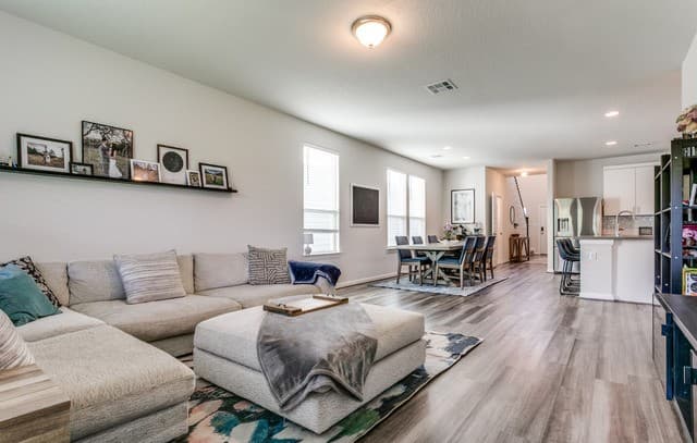 4-bedroom rental at 15051 Summer Lynn Pl in San Antonio, TX — photo 5