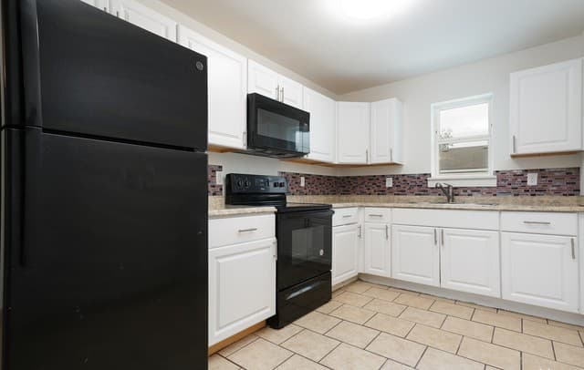 4-bedroom rental at 214 Nopal St Unit 201 in San Antonio, TX — photo 3