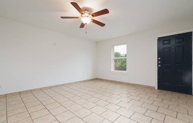 4-bedroom rental at 214 Nopal St Unit 201 in San Antonio, TX — photo 4