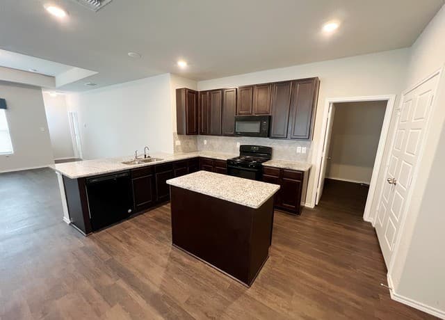 4-bedroom rental at 156 Hunters Brook in San Antonio, TX — photo 4