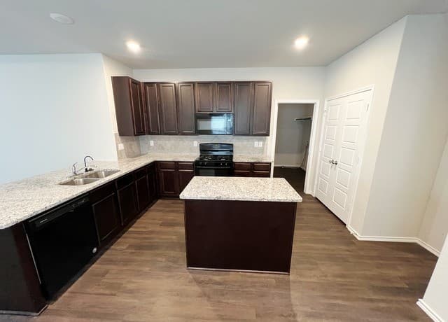 4-bedroom rental at 156 Hunters Brook in San Antonio, TX — photo 5