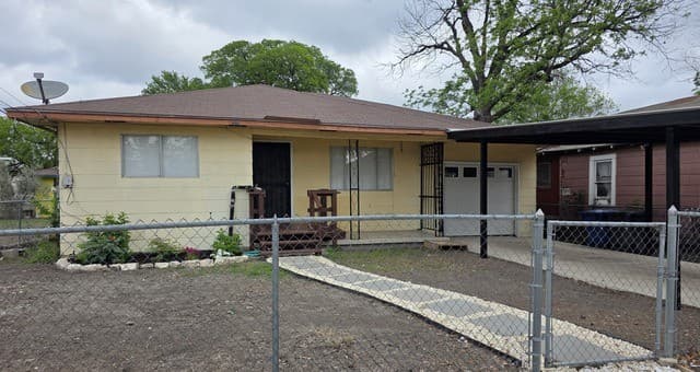 3-bedroom rental at 115 Wilmot in San Antonio, TX — photo 2