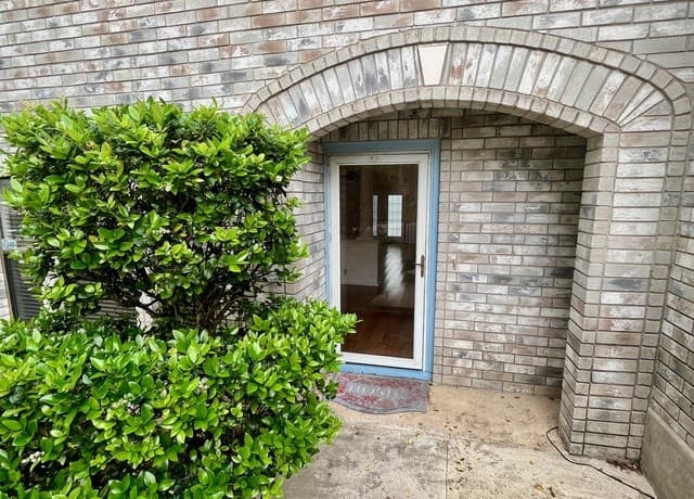 3-bedroom rental at 7734 Oakhill Park Dr in San Antonio, TX — photo 2