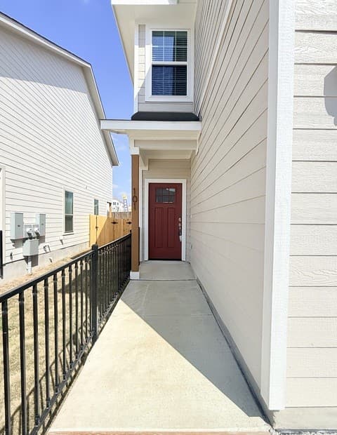 3-bedroom rental at 10219 Tulipwood Run Unit 101 in San Antonio, TX — photo 2