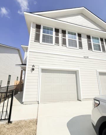 3-bedroom rental at 10219 Tulipwood Run Unit 101 in San Antonio, TX — photo 3