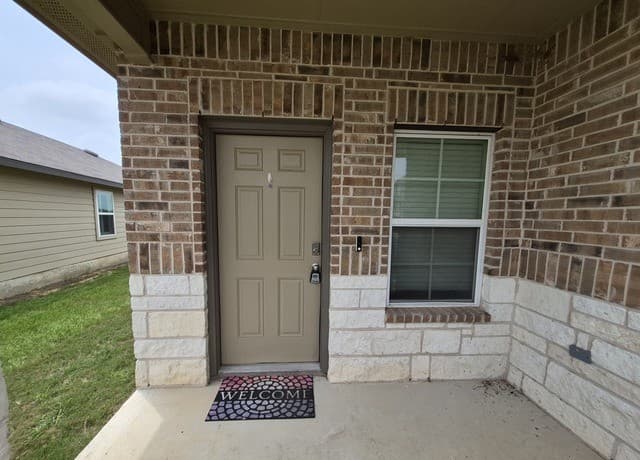 3-bedroom rental at 465 Middle Green Loop in Floresville, TX — photo 2