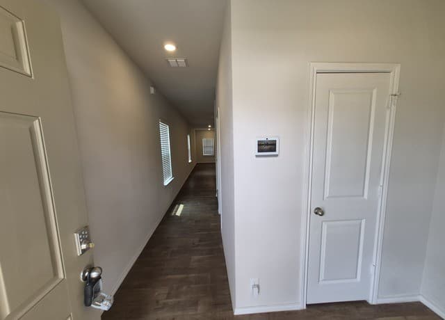 3-bedroom rental at 465 Middle Green Loop in Floresville, TX — photo 3