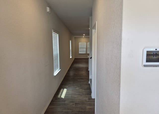 3-bedroom rental at 465 Middle Green Loop in Floresville, TX — photo 4