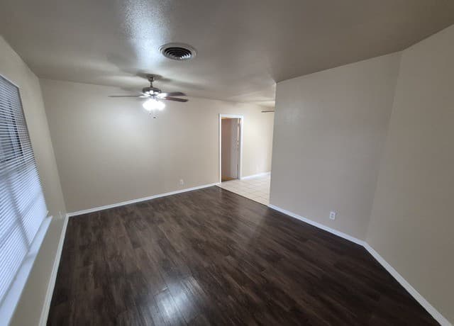 3-bedroom rental at 5211 Cinderella St in Kirby, TX — photo 2